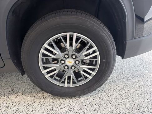 Used 2025 Chevrolet Traverse LT FWD image 35