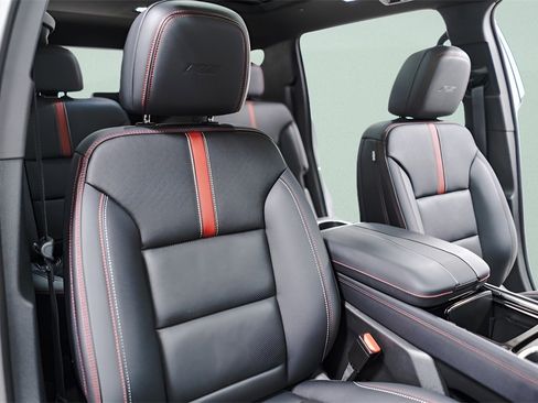 Used 2025 Chevrolet Traverse RS image 39