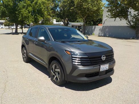 Used 2025 Nissan Kicks SV FWD image 3