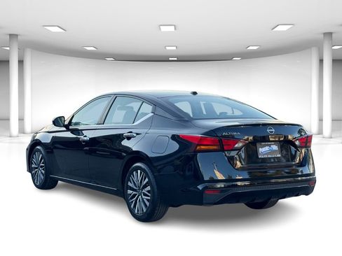 Used 2023 Nissan Altima 2.5 SV image 3