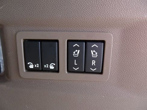 Used 2021 GMC Yukon Denali w/ Denali Premium Package image 35