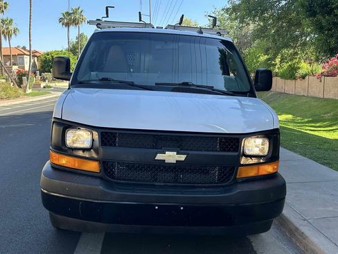 Used 2017 Chevrolet Express 2500 RWD image 3