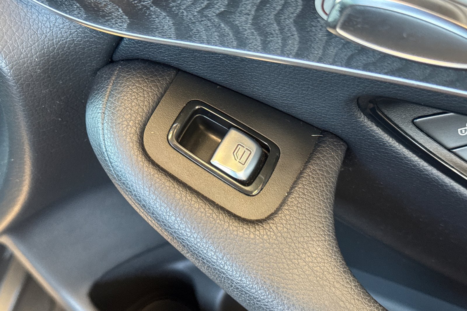 Used 2018 Mercedes-Benz GLC 350e 4MATIC image 21