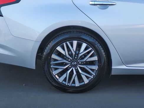 Used 2024 Nissan Altima 2.5 SV image 3
