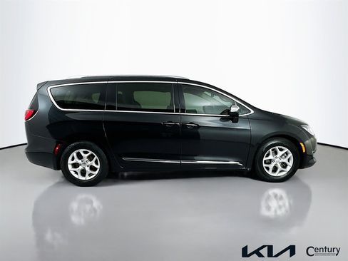 Used 2019 Chrysler Pacifica Limited image 4