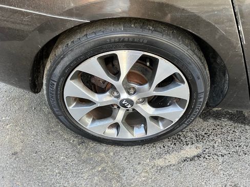 Used 2009 Kia Rondo LX image 10