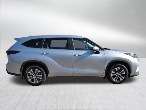 Certified 2024 Toyota Highlander XLE AWD/4WD image 9