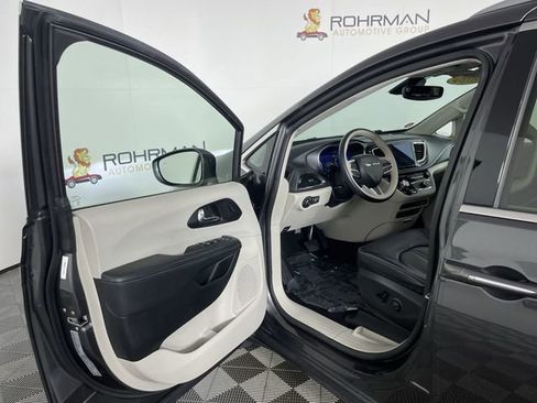 Used 2020 Chrysler Pacifica Limited w/ Advanced Safetytec Group image 19