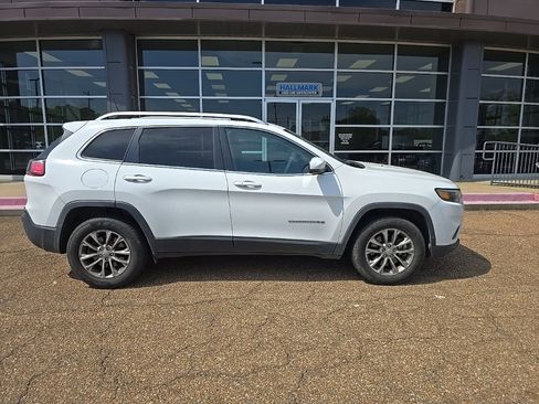 Used 2019 Jeep Cherokee Latitude Plus w/ Cold Weather Group image 2