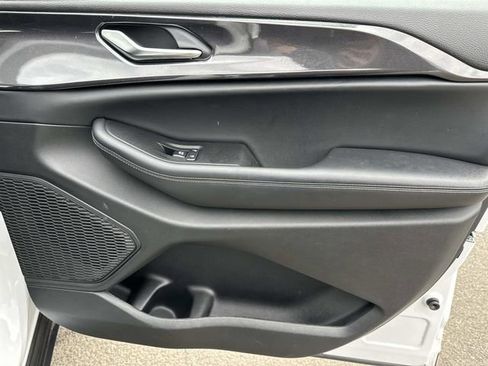 Used 2023 Jeep Grand Cherokee Laredo image 8