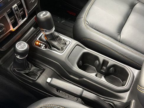 Used 2025 Jeep Wrangler Unlimited Sahara image 24