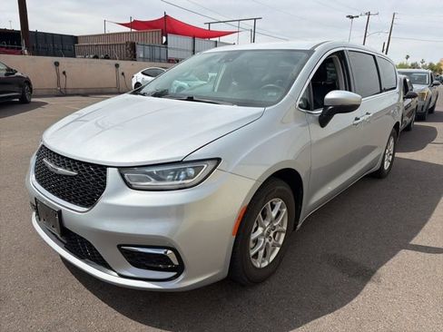 Used 2023 Chrysler Pacifica Touring-L image 5