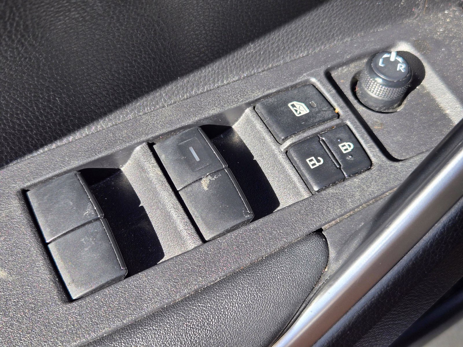 Used 2023 Toyota Corolla Cross XLE w/ Convenience Package FWD image 16
