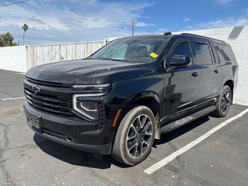 Used 2025 Chevrolet Suburban RST image 5
