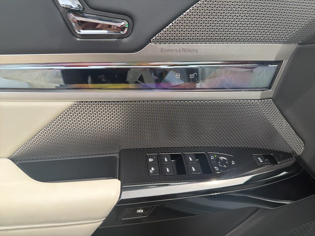 Used 2025 BMW i7 eDrive50 w/ M Sport Package RWD image 15
