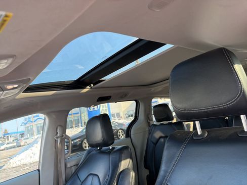 Used 2022 Chrysler Pacifica Touring-L image 20