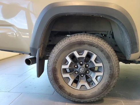 Used 2018 Toyota Tacoma TRD Off-Road w/ Technology Package AWD/4WD image 14