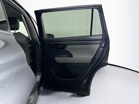 Used 2023 Toyota Highlander LE image 32