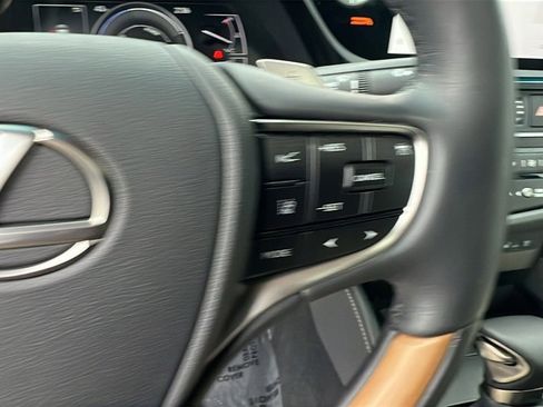 Used 2025 Lexus ES 300h w/ Luxury Package image 26