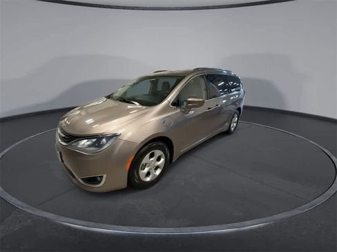 Used 2018 Chrysler Pacifica Touring-L image 4