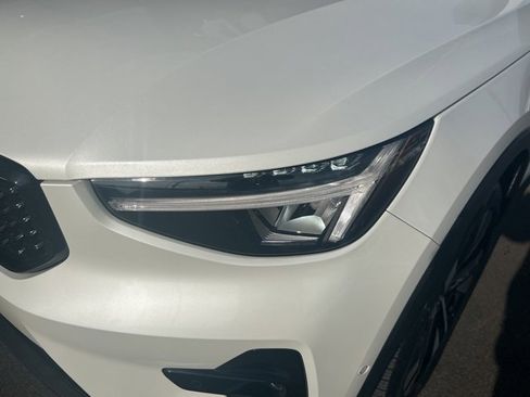 Certified 2025 Volvo XC40 B5 Plus image 8