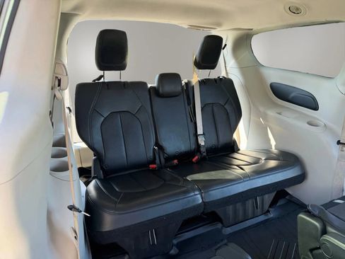 Used 2020 Chrysler Voyager Lxi FWD image 17