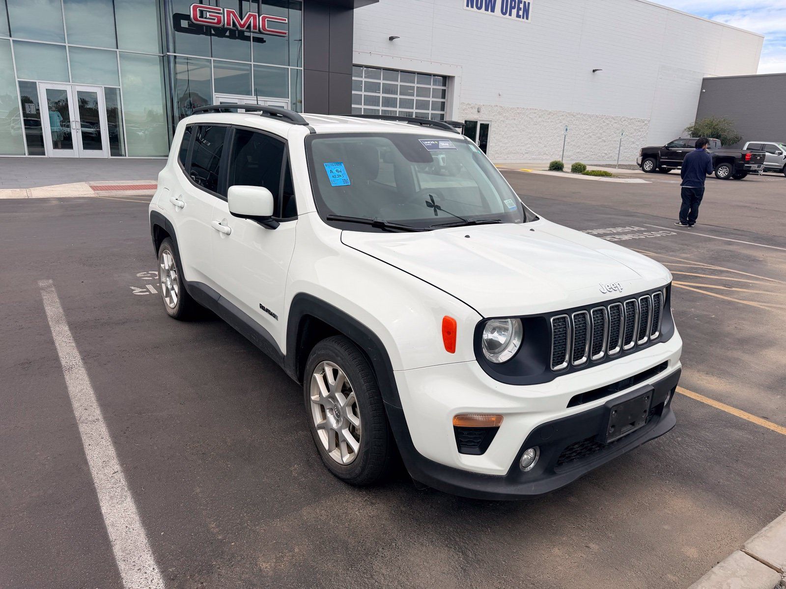 Used 2019 Jeep Renegade Latitude w/ UConnect 8.4 Nav Group FWD image 4