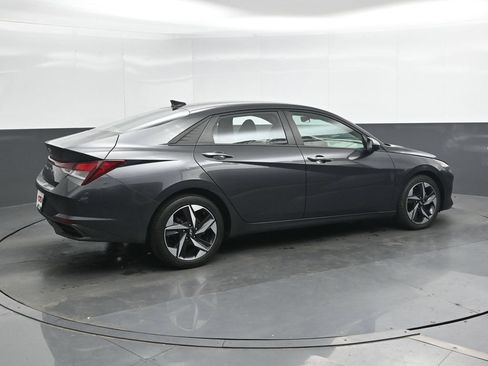 Used 2023 Hyundai Elantra SEL w/ Convenience Package FWD image 2