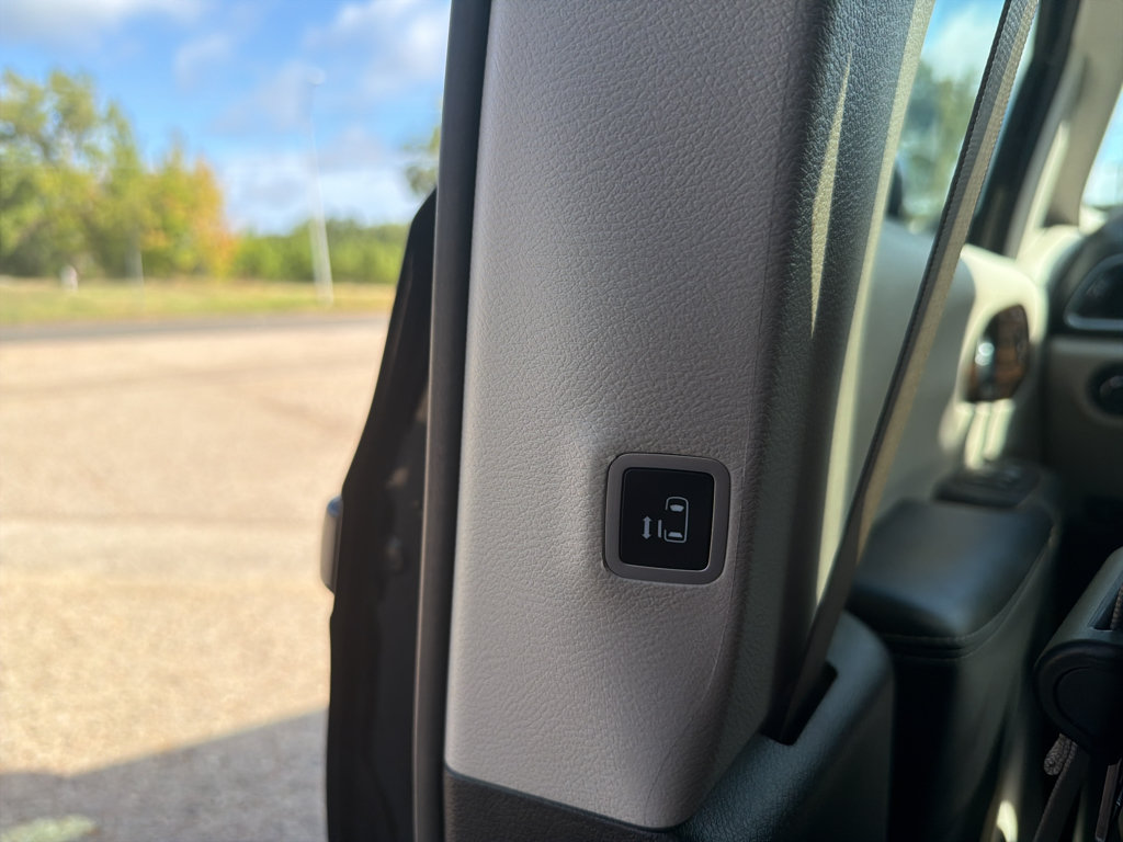 Used 2023 Chrysler Pacifica Limited FWD image 24