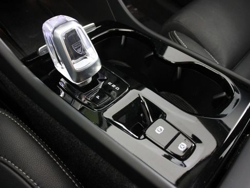 Used 2025 Volvo XC40 B5 Plus AWD/4WD image 15