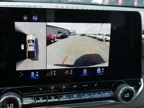 Used 2024 Chevrolet Colorado ZR2 w/ Technology Package AWD/4WD image 4
