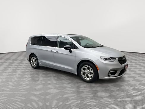 Used 2024 Chrysler Pacifica Limited FWD image 45