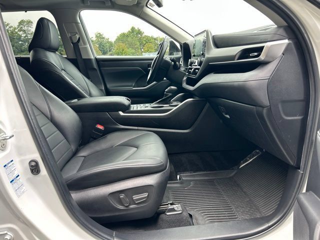 Used 2022 Toyota Highlander XLE AWD/4WD image 23