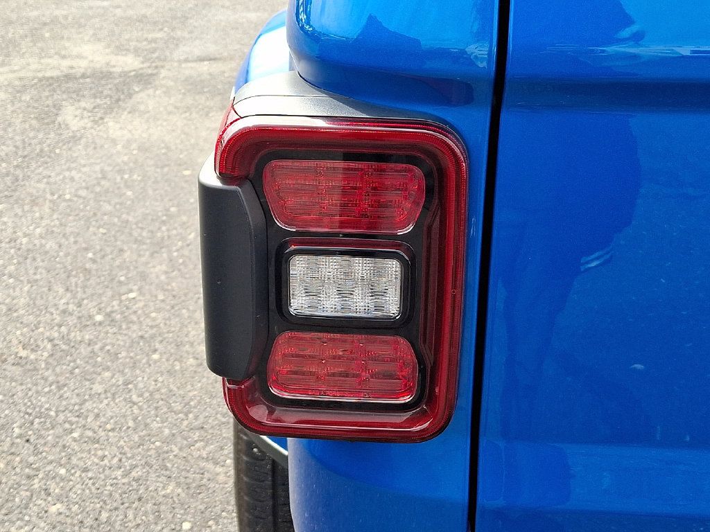 Used 2023 Jeep Gladiator Overland AWD/4WD image 8