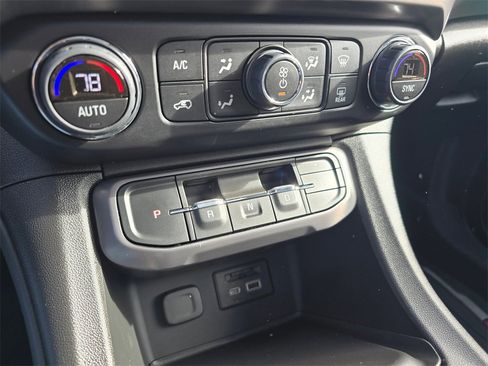 Used 2023 GMC Acadia AT4 image 28