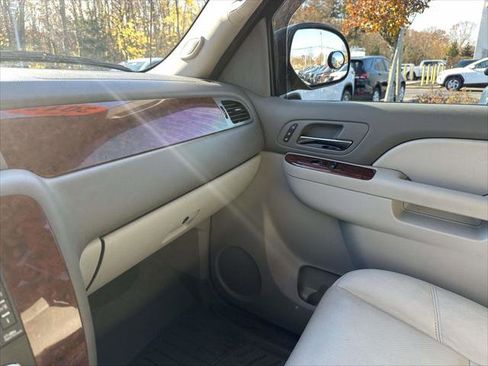 Used 2013 Chevrolet Avalanche LTZ image 30