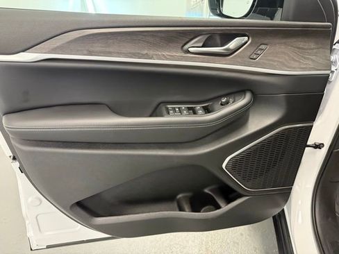 New 2026 Jeep Grand Cherokee Limited image 13