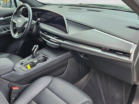 Used 2025 Cadillac XT4 Premium Luxury image 22