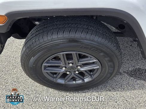 Used 2024 Jeep Gladiator Sport image 15