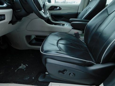 Used 2024 Chrysler Pacifica Limited image 12