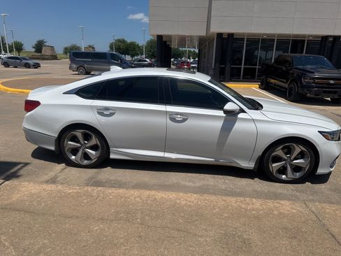 Used 2018 Honda Accord Touring image 7