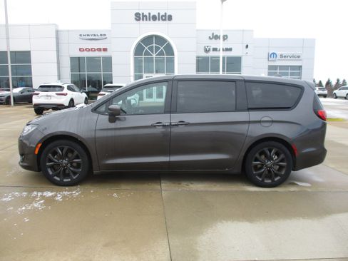 Used 2018 Chrysler Pacifica Touring Plus w/ S Appearance Package image 2