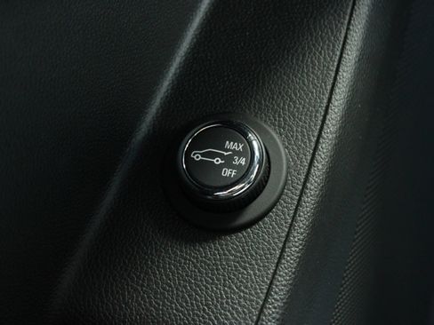 Used 2023 Chevrolet Traverse LT FWD image 29