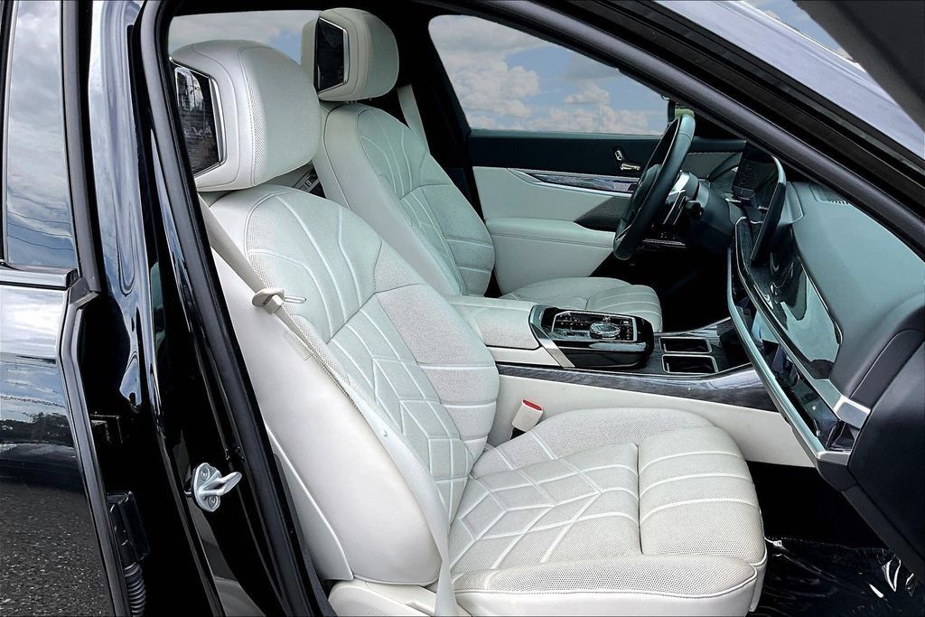 Used 2023 BMW 760i xDrive w/ Executive Package AWD/4WD image 29
