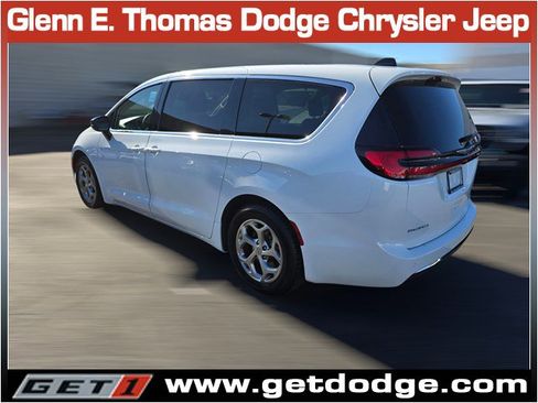 Certified 2024 Chrysler Pacifica Limited image 7