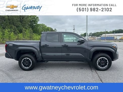 Used 2025 Toyota Tacoma TRD Off-Road AWD/4WD image 4