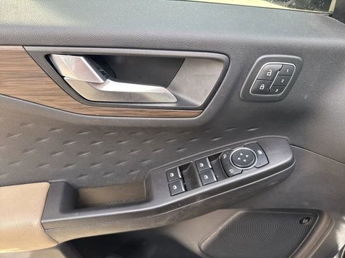 Used 2020 Ford Escape Titanium image 17