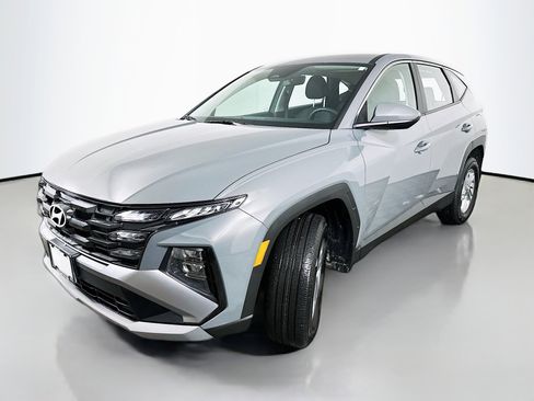 Certified 2025 Hyundai Tucson SE image 3