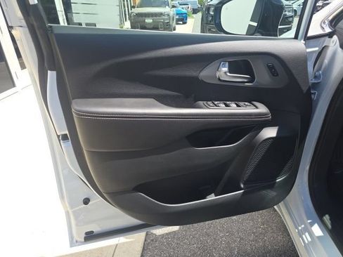 New 2027 Chrysler Pacifica Select AWD/4WD image 10