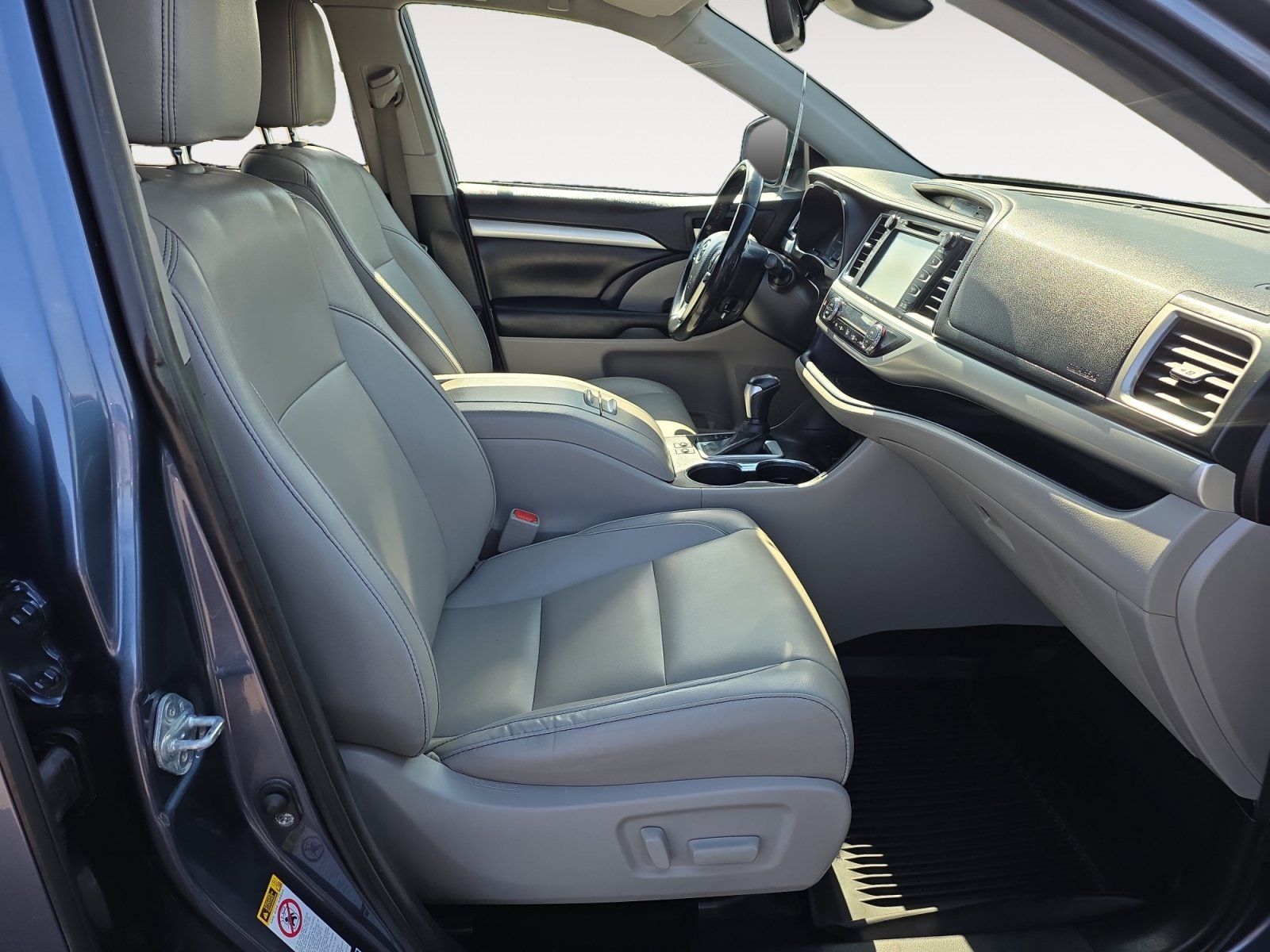 Used 2019 Toyota Highlander XLE AWD/4WD image 9